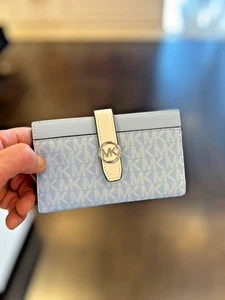 Michael Kors Greenwich mittelblaue flache Damen-Geldbörse MK Signature mit Doppelfaltung - Bild 1 von 13