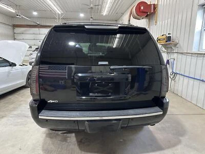 09-14 CONJUNTO DE TAMPA DE PARA-CHOQUE TRASEIRO CHEVY TAHOE PRETO CÓDIGO DE PINTURA 8555 - Imagem 1 de 4