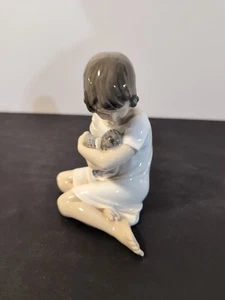 Royal Copenhagen No 1938 Mädchen mit Puppe - Bild 1 von 5