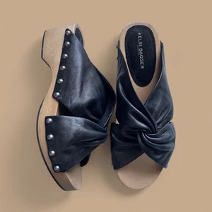 Kelsi Dagger Brooklyn sandalo zoccolo sprinter in legno con borchie in pelle nera 8,5 M - Foto 1 di 9