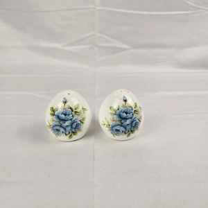 Salero y pimentero de huevo de porcelana fina Inglaterra flores azules con tapones Sandford  - Imagen 1 de 8