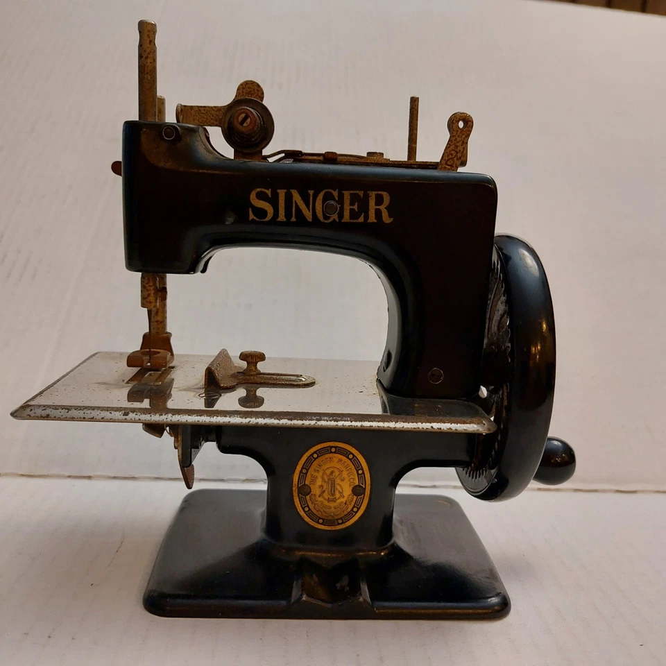 De colección. Mini juguete pequeño Singer Sewhandy negro marca de comercio a máquina talla infantil Ht. 6,5 Foto 1 de 4