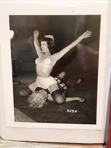 RARE PHOTO SHOOT 36 5X4 1950’S BETTIE PAGE VICTORIOUS Hot Catfight SEXY 9559-94 - Picture 1 of 20