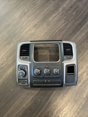RAM 1500 2015-2024 bisel de tablero central control de temperatura clima P/N 68268190AA Foto 1 de 4