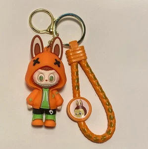 LABUBU MONSTER ~ POP MART SCHLÜSSELANHÄNGER ~ FÜR TASCHEN, SCHLÜSSEL, RUCKSÄCKE ODER REISSVERSCHLUSS - Bild 1 von 2