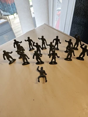 1950s MPC Hole In Hand Soldiers Lot - Image 1 of 2