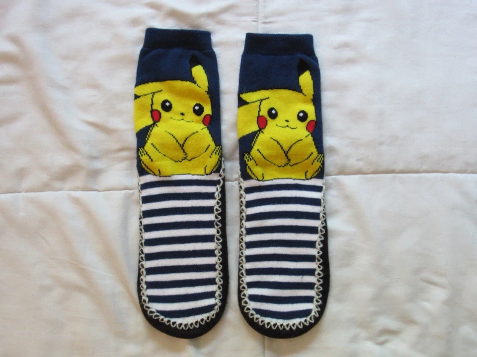 Calcetines Zapatilla Pokémon Personaje Pikachu Rayas Nuevos Sin Etiquetas Talla 7.5-10 Azul y Blanco Foto 1 de 4