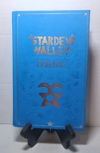 SIGNIERT von Concerned Ape & Kari Fry ~ Stardew Valley Reiseführer Eric Barone 1. Auflage - Bild 1 von 20