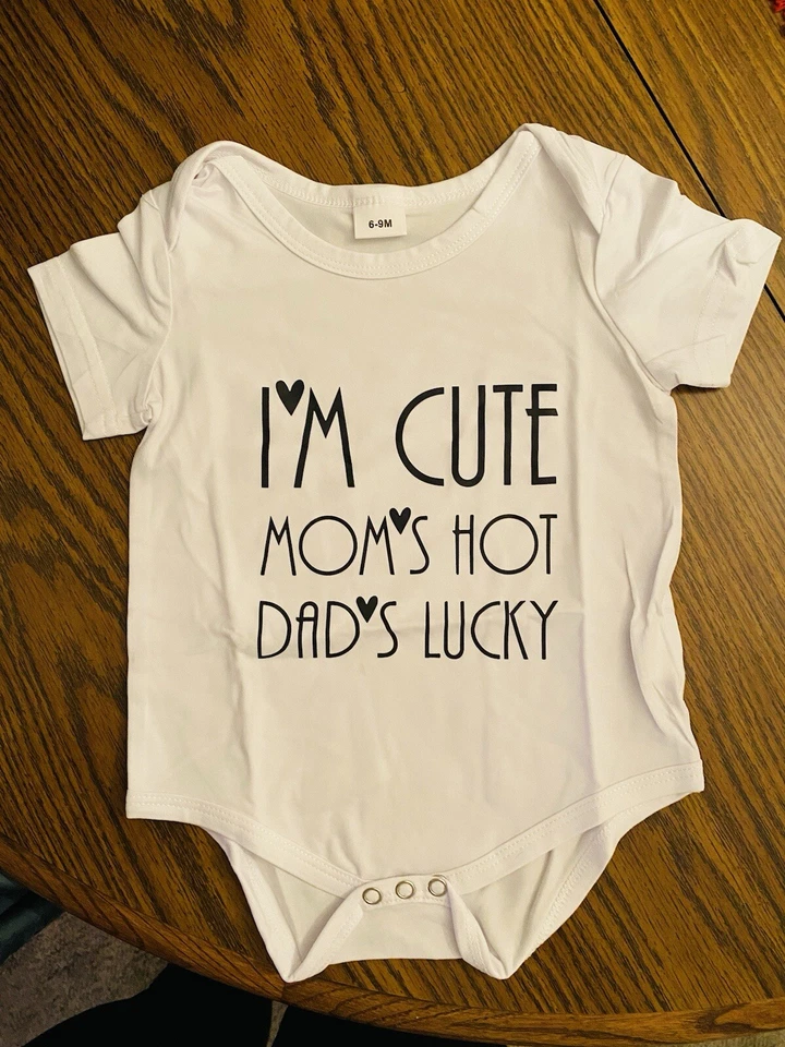 NUEVO SIN ETIQUETAS Bebé Una Pieza 6 A 9 Meses Soy Lindo Mamás Papás Calientes Suerte  Foto 1 de 1