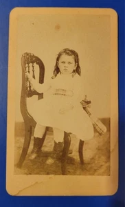 Antike CDV-Karte, sehr junges Mädchen, Sitz im Stuhl (mürrisch) - Bürgerkriegszeit - Bild 1 von 2