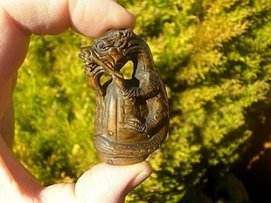 Handgeschnitztes Holz Netsuke eines Drachen auf Wikingerhelm Sammlerstück Sagenfigur - Bild 1 von 12