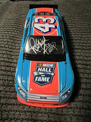 Firmado Richard Petty AJ Allmendinger #43 RP HOF Tribute 2010 Fusion/898 1:24 Foto 1 de 4