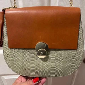 VINCE CAMUTO Two-Tone Snakeskin Shoulder Bag-Gold Chain Leather Strap Tan & Sage - Picture 1 of 12