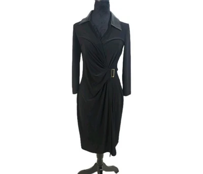 Vestido envolvente sintético negro Anne Klein cuello de cuero vegano y detalle de hebilla plateada. Foto 1 de 4