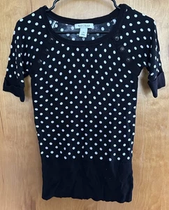 White House Black Market Damen XS schwarz weiß gepunktet Strick Kurzarm Oberteil - Bild 1 von 3
