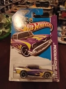 Hot Wheels #196 HW Showroom HW Garage 57 CHEVY Viola 2013 (E13) - Foto 1 di 3