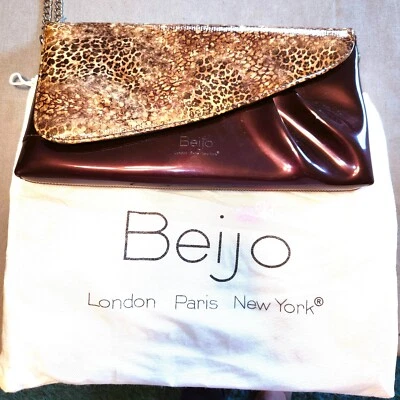 NUEVO Cartera Sobre Beijo Marrón con Estampado de Animales Marrón Solapa Cadena Plateada  Foto 1 de 2