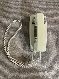 Teléfono de montaje en pared Radio Shack vintage ~ color almendra - usado sin probar - Imagen 1 de 7