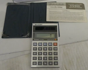 Calcolatrice a celle solari Sharp EL-326A Elsi Mate con coperchio e manuale - Vintage - Foto 1 di 10