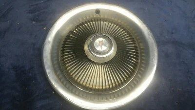 One 1971 1972 1973 1974 Pontiac Catalina Safari Bonneville tapacubos con aletas 15" Foto 1 de 4