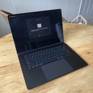 Apple MacBook Air 15" 2024 M3 10-Core GPU 8GB Ram 512GB SSD - Lesen - Bild 1 von 14