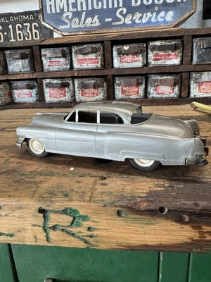 Cadillac años 50 cupé Deville vintage concesionario promoción modelo coche gris Foto 1 de 4