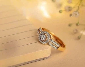 Anillo de propuesta de boda estilo Art Deco creado en laboratorio con acabado de oro amarillo de 14 k - Imagen 1 de 6