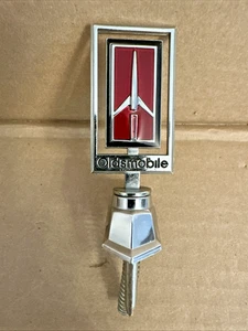 Nuevo de Lote Antiguo 1980-1981 Oldsmobile GM 562206 Capucha Ornamento OEM Emblema Cromo Delta 88 - Imagen 1 de 21
