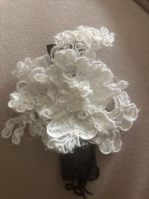 Pieza de pelo de flor de encaje con cuentas tridimensionales  Foto 1 de 4