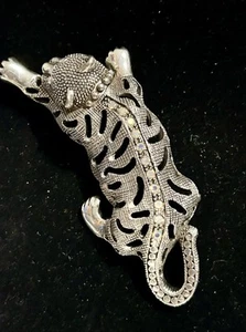 Broche prendedor vintage de diseño de tigre gateador trabajo abierto cristales tono plata ojos - Imagen 1 de 10