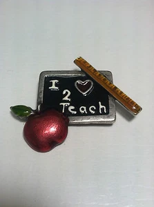 Vintage silberfarbene Zinn Emaille Brosche Anstecknadel "I Love 2 Teach" Lehrer Deko #197 - Bild 1 von 3