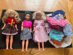 LOT OF THREE 8" BARBIE STACIE 2 BLONDE ONE CUT BROWN HAIR AND 18 PIECE CLOTHES - Bild 1 von 6