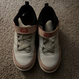 Nike Air Jordan Max Aura 3 PS Atmosphere Pink White DA8022 102 Size 2.5Y - Picture 1 of 1