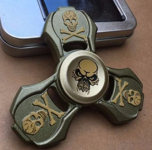 Totenkopf Zink Metall Dreifach Finger Hand Spinner Zappeln Spinnspielzeug Stahllager - Bild 1 von 1