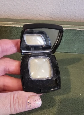 NEW Chanel Ombre Unique Shadowlights Single Eyeshadow Lime Green .07 oz - Image 1 of 4