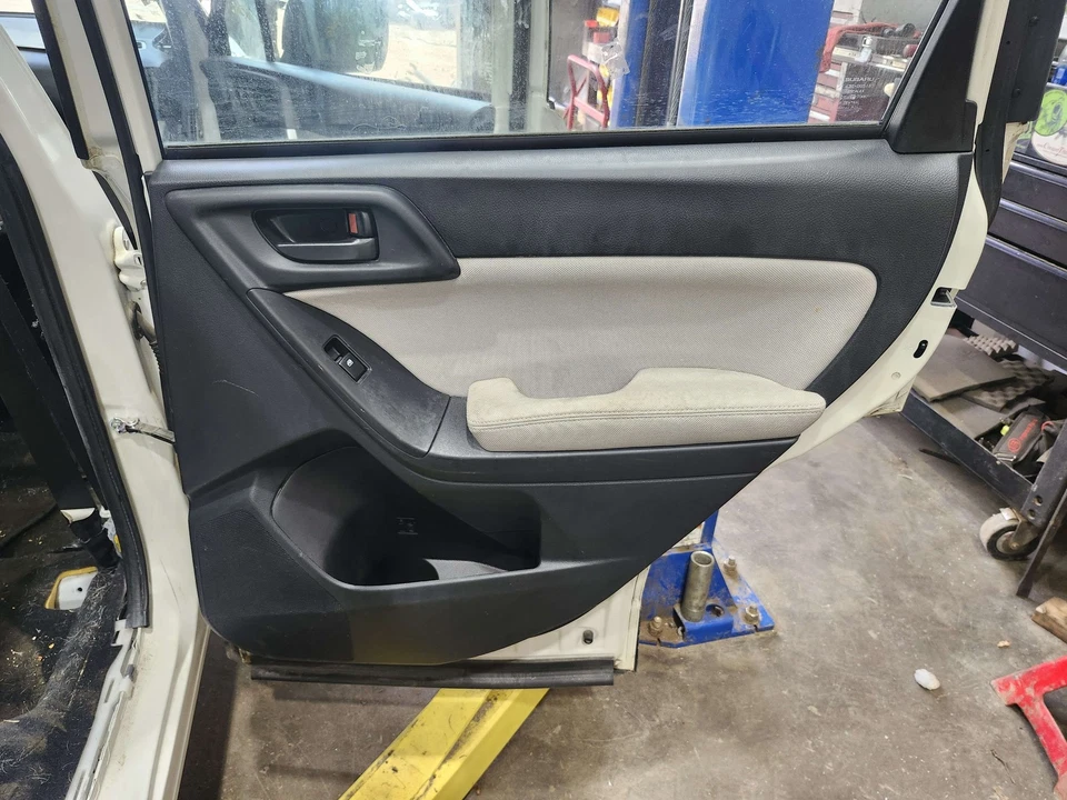 Panel de moldura de puerta trasera Subaru Forester 14-16 lado del pasajero negro con tela gris Foto 1 de 1