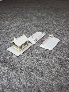 Vollmer Kibri Faller? Z Rail Road Crossing Gates W Gate Keeper House Assembled - Picture 1 of 4