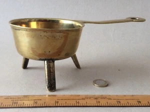 MUY RARO PEQUEÑO POSNET/SARTÉN DE LATÓN FUNDIDO EN TRES PATAS. DIÁMETRO 11,2 cm. 17/18C - Imagen 1 de 12