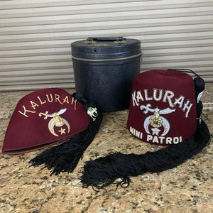 De Colección 2 Borgoña Masónico Shriners Kalurah Fez Sombrero Joyas Borla Mini Estuche Patrulla - Imagen 1 de 23