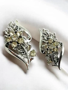 1950s Coro Floral Clip Earrings E293 - Picture 1 of 7