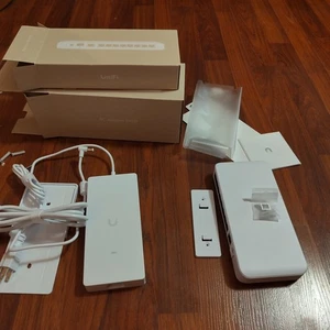 Adapter UniFi ETC-Flex-2.5G-8-PoE i UACC AC-210W - Zdjęcie 1 z 4