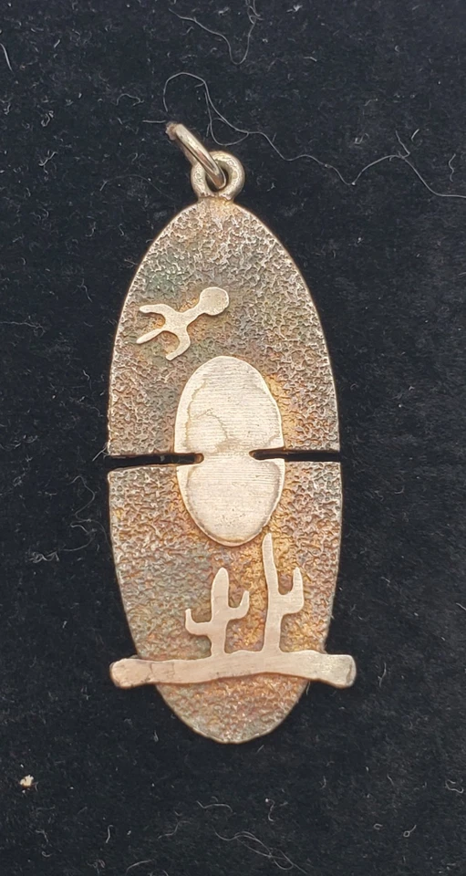 Pingente de prata vintage Kevin N Anna deserto cacto cometa lua pátina arco-íris - Imagem 1 de 4