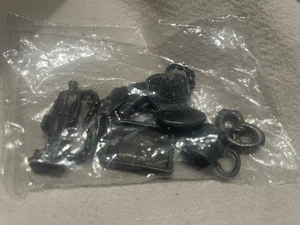 The Office Clue Spielfiguren Neu Komplett Waffen Tasse Papier Trophäe Fledermaus - Bild 1 von 3