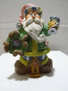 K'S COLLECTION RESIN SANTA FIGURINE WOOD LOOK W/BIRD HOUSE, WREATH, LANTERN - Picture 1 of 4