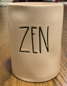 Rae Dunn Candle “ZEN” MEDITATIVE SANDALWOOD SCENTED 13.2 OZ Pink Ceramic NEW - Picture 1 of 4