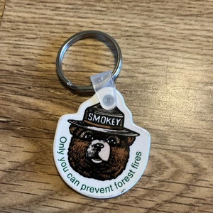 Portachiavi vintage in gomma orso fumè solo tu puoi prevenire gli incendi  - Foto 1 di 2