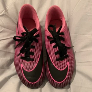 Nike Girl's Cleats Bravata Pink & Black Size 13C Lace Up Comfortable Fit Soccer - Picture 1 of 5