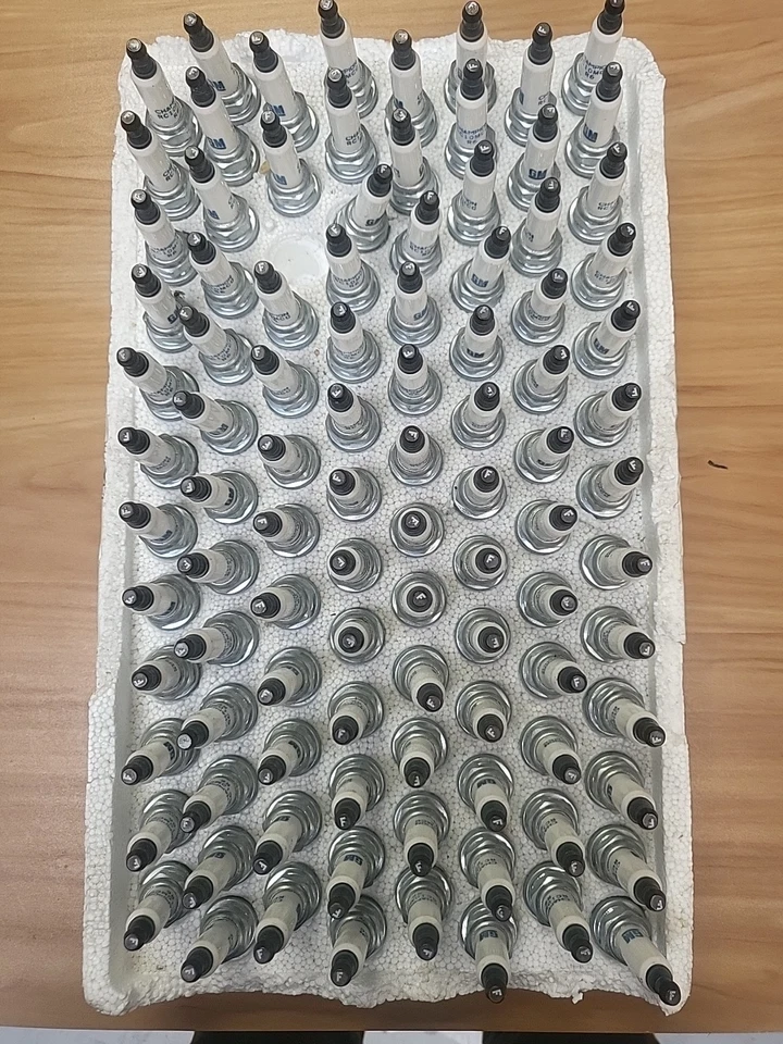 LOTE DE (99) CHAMPION 347 NÍQUEL SPARK PLUC RC10MCC R6 Foto 1 de 4