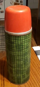 ALADDIN INDUSTRIES HY LO QUART VACUUM BOTTLE NO.32A RED /GREEN USA 12'' TALL - Picture 1 of 10