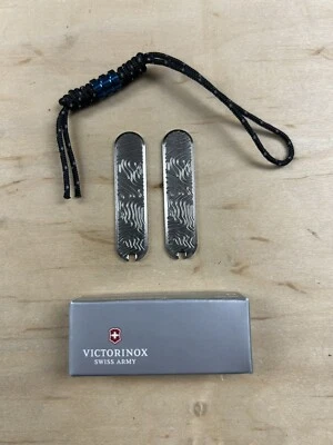 Básculas de titanio topográficas personalizadas de 58 mm + kit de navaja suiza clásica Foto 1 de 3